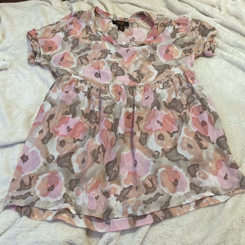 Víctor Alfaro short sleeve floral blouse. Size medium with a Flowy fit.